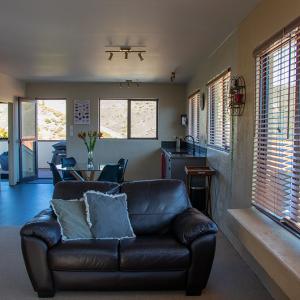 Bannockburn House Accommodation Cromwell - Cottage Living Area 3